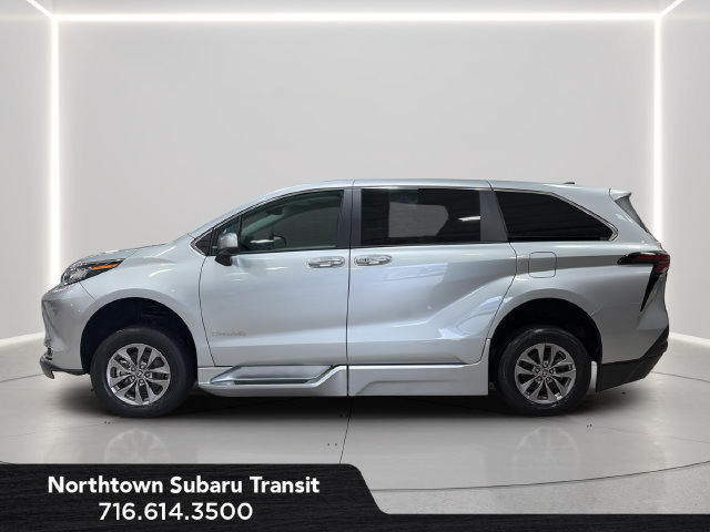 Used 2023 Toyota Sienna XLE FWD image 2