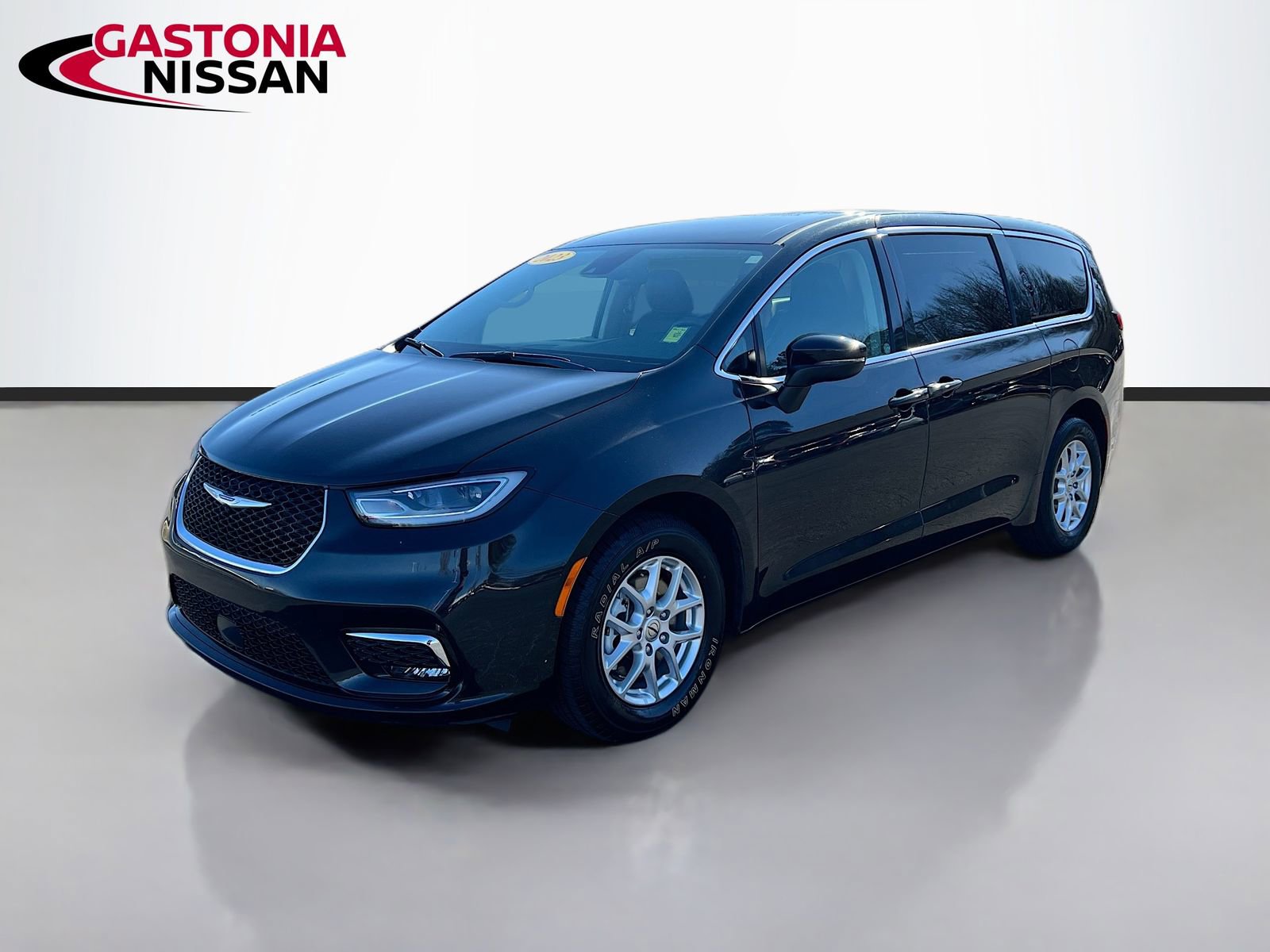 Used 2023 Chrysler Pacifica Touring-L video 3