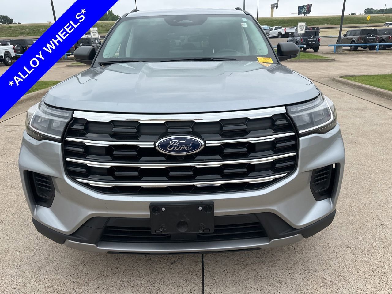 Used 2025 Ford Explorer Active RWD image 2