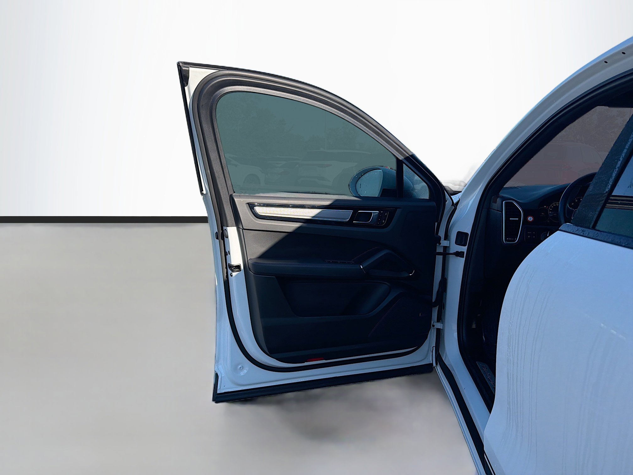 Used 2023 Porsche Cayenne Platinum Edition image 22