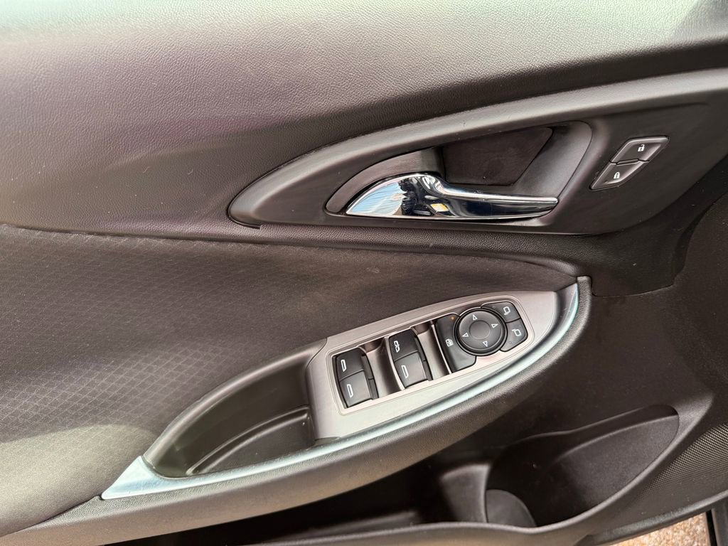 Used 2021 Chevrolet Malibu LT FWD image 12