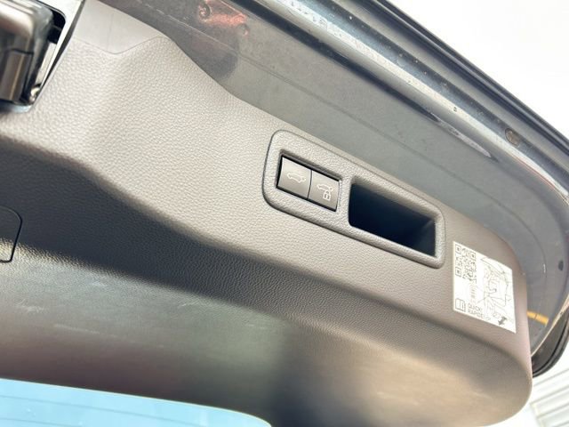 Used 2023 Toyota Venza XLE image 8