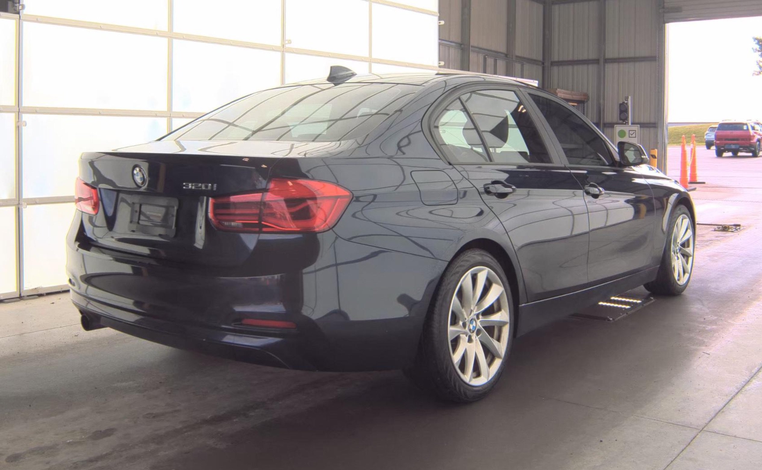 Used 2017 BMW 320i Sedan RWD image 4