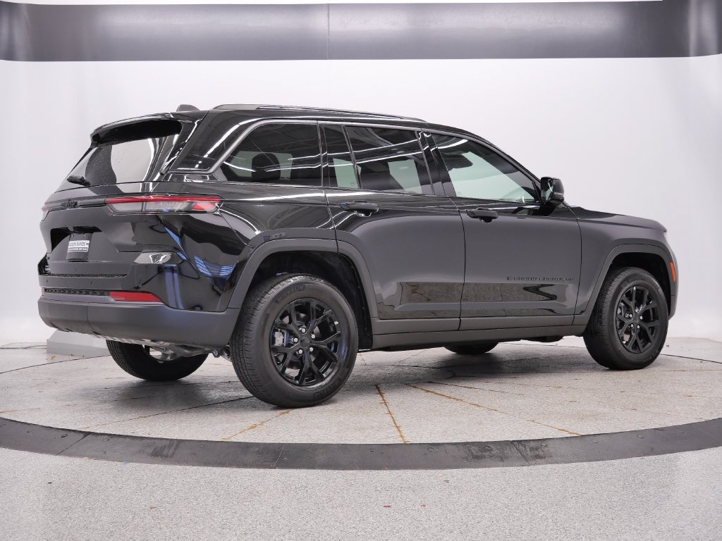 Used 2026 Jeep Grand Cherokee Altitude AWD/4WD image 5