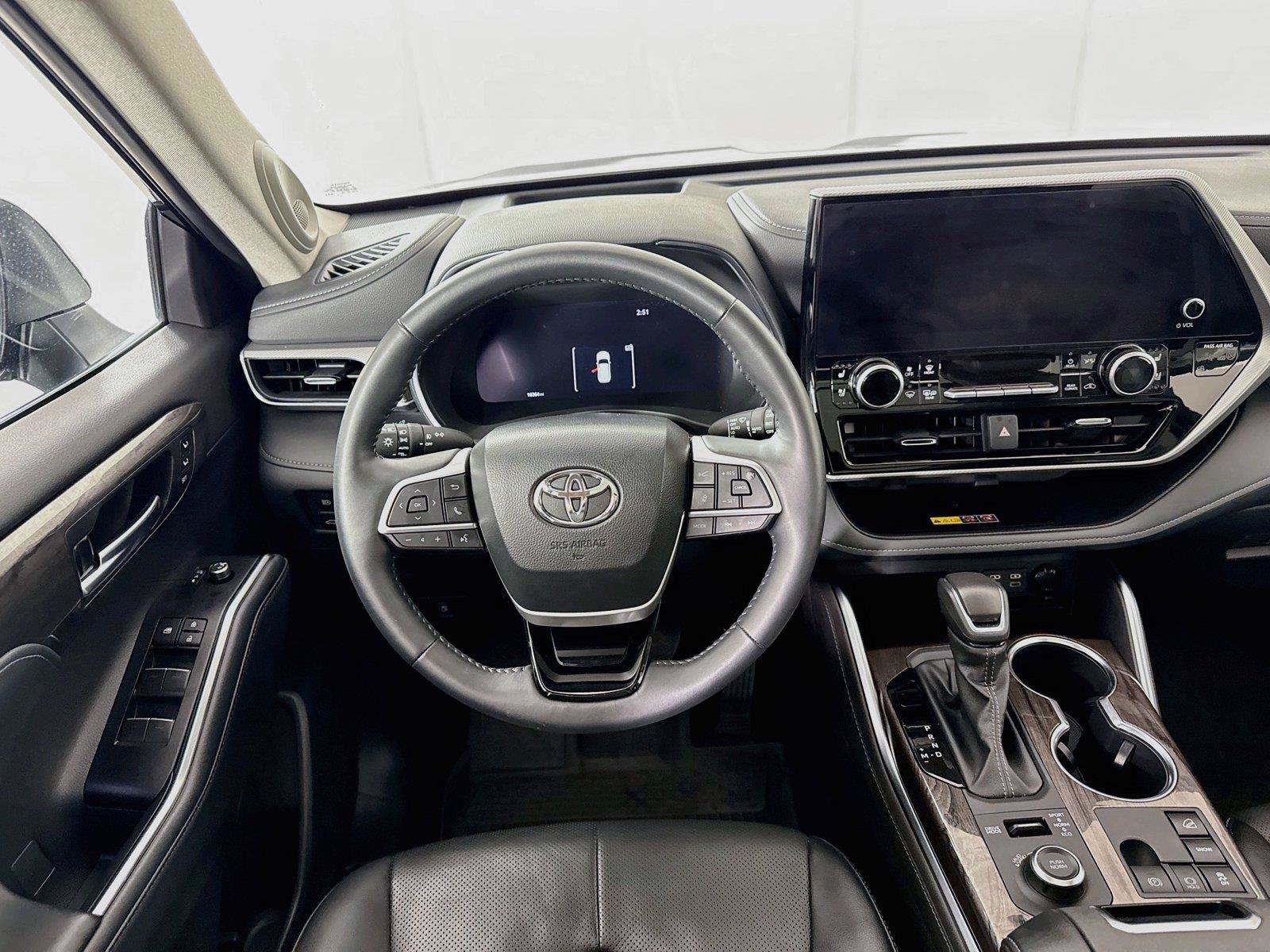 Certified 2025 Toyota Highlander Platinum AWD/4WD image 35