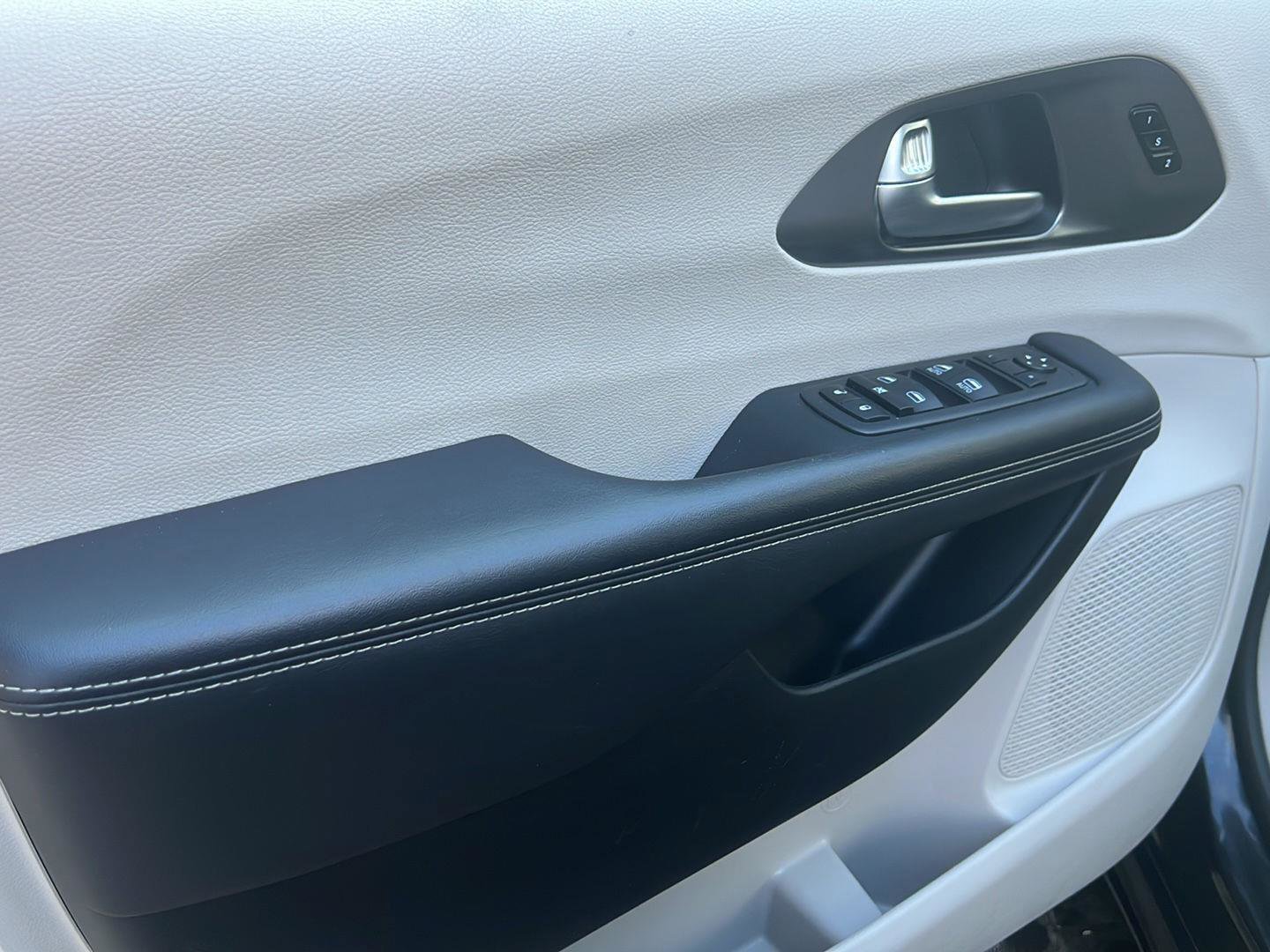 Used 2023 Chrysler Pacifica Touring-L image 5