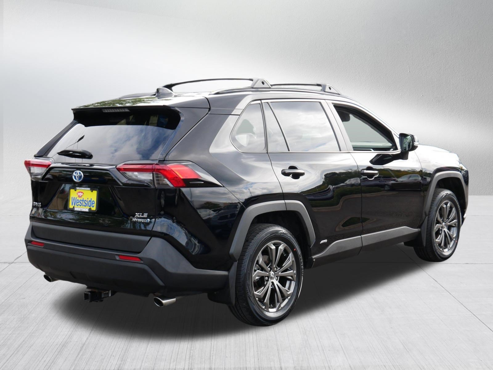 Used 2022 Toyota RAV4 XLE Premium AWD/4WD image 7