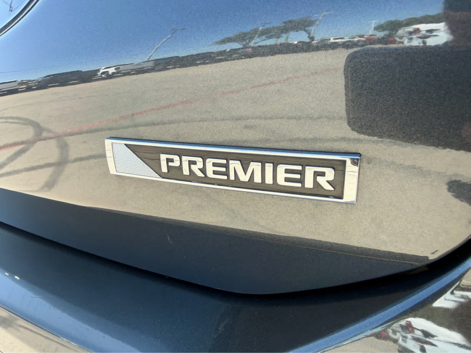 Used 2018 Chevrolet Equinox Premier FWD image 12