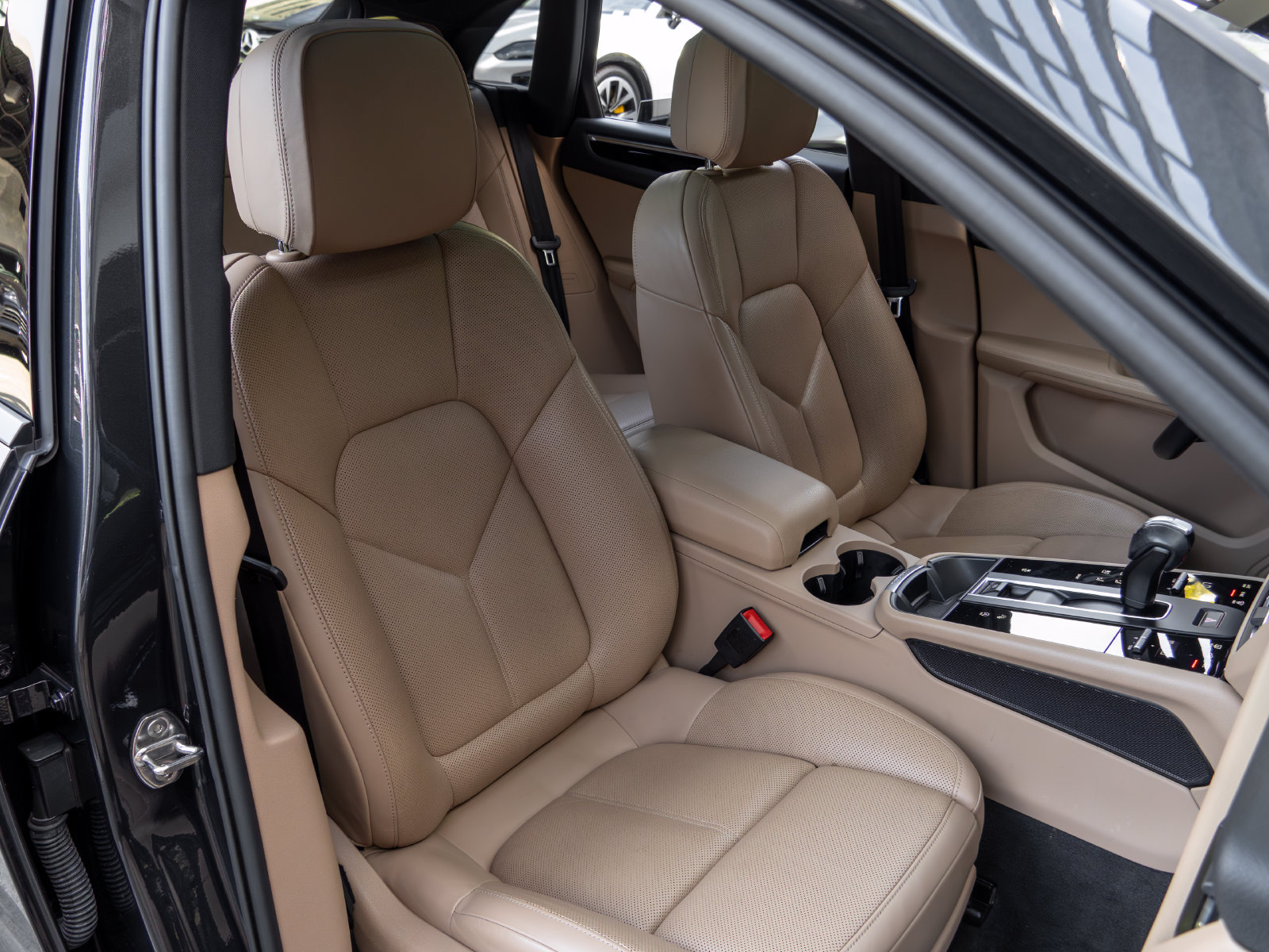 Certified 2023 Porsche Macan AWD/4WD image 57