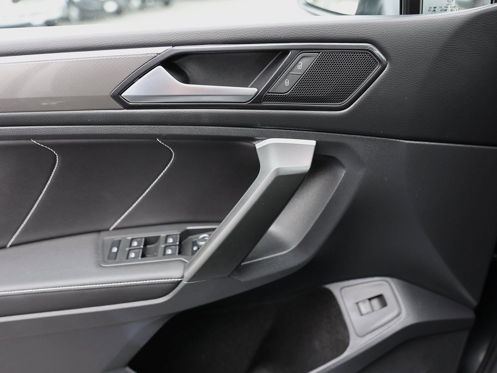 Used 2024 Volkswagen Tiguan SE R-Line image 35