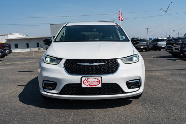 Used 2024 Chrysler Pacifica Touring-L FWD image 8