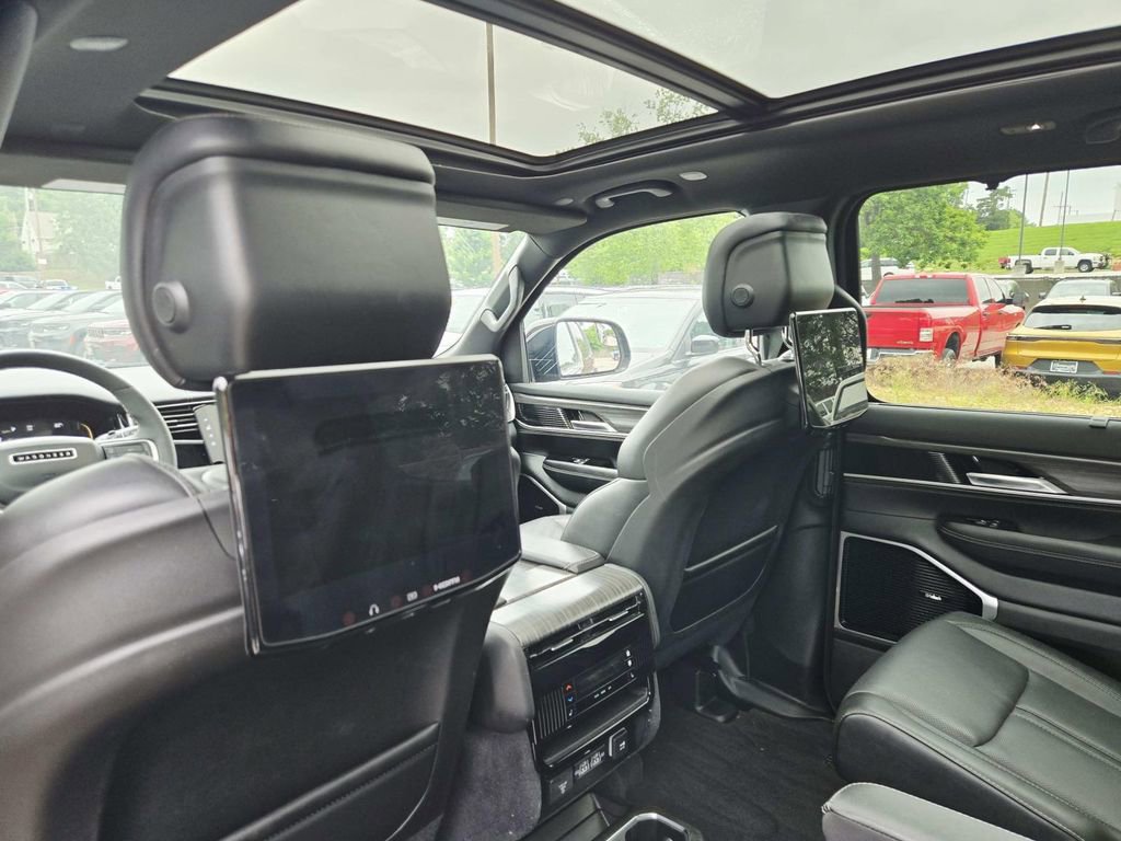 Used 2023 Jeep Wagoneer Series III w/ Premium Group I AWD/4WD image 14