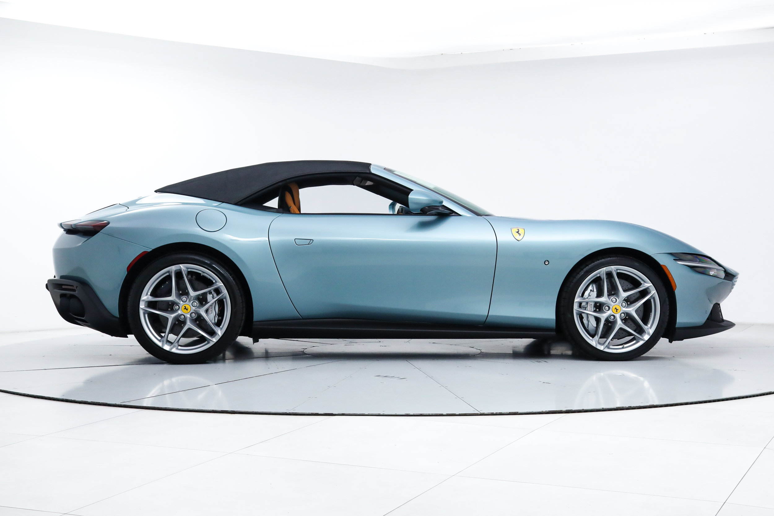 Certified 2025 Ferrari Roma Spider RWD image 11