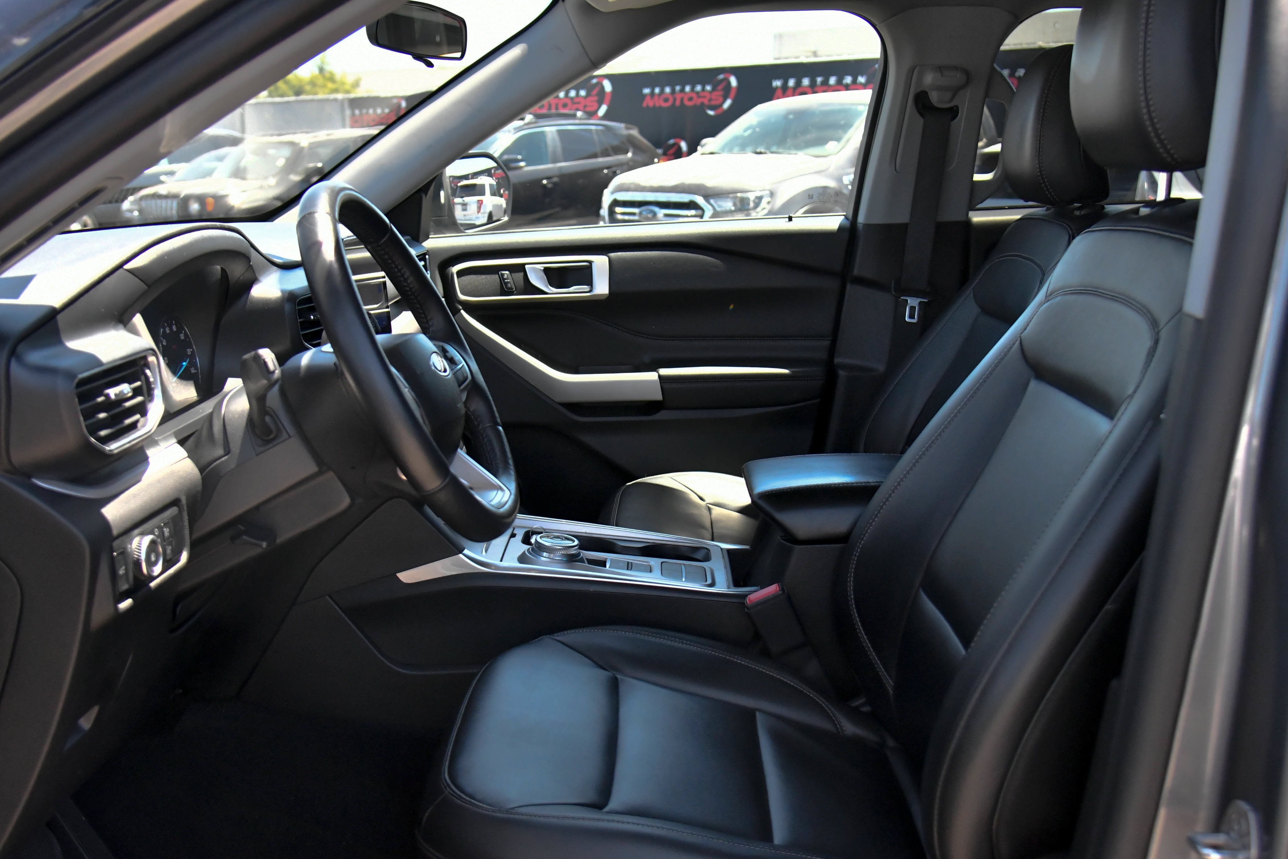 Used 2023 Ford Explorer XLT w/ Equipment Group 202A RWD image 17
