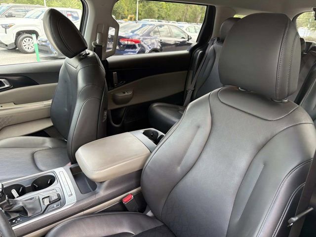 Used 2025 Kia Carnival FWD image 11