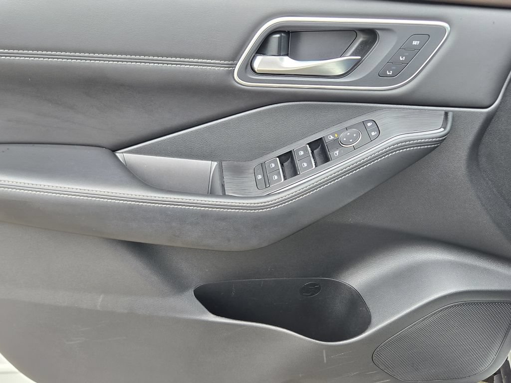 Used 2023 Nissan Rogue Platinum FWD image 32