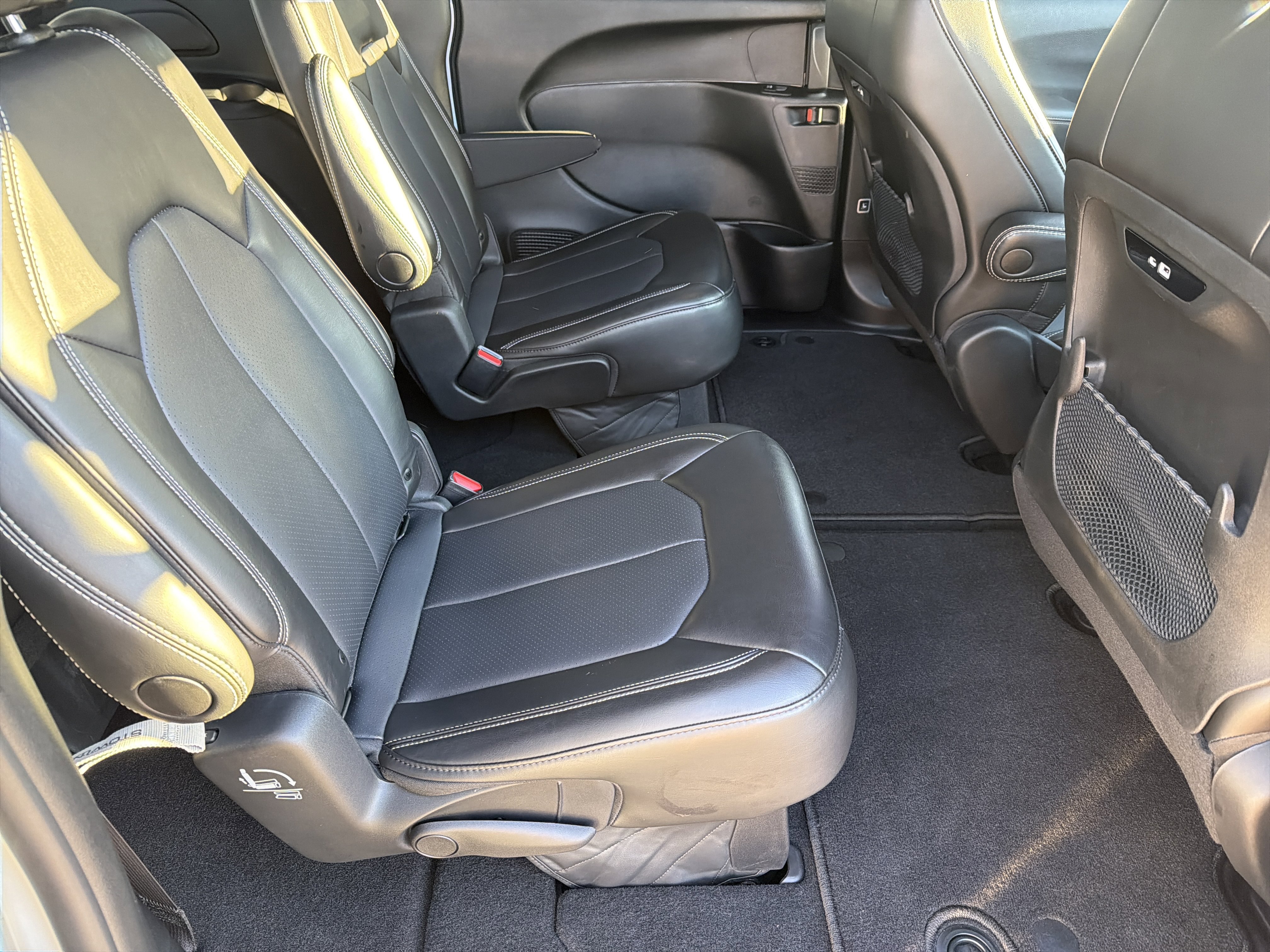 Used 2025 Chrysler Pacifica Select image 17