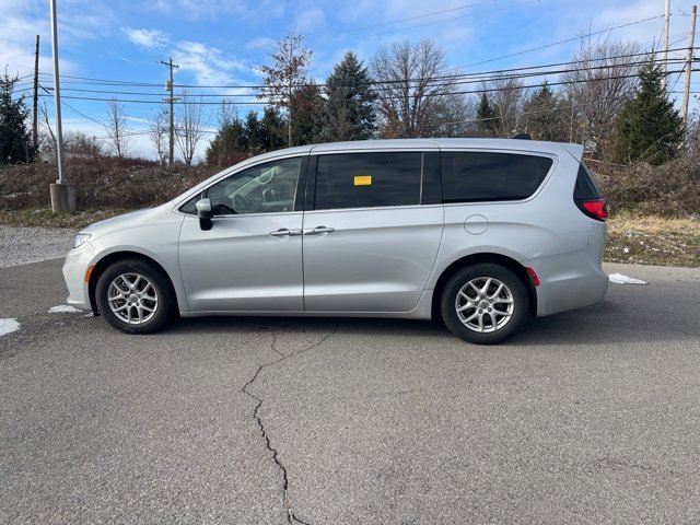 Used 2023 Chrysler Pacifica Touring-L image 14