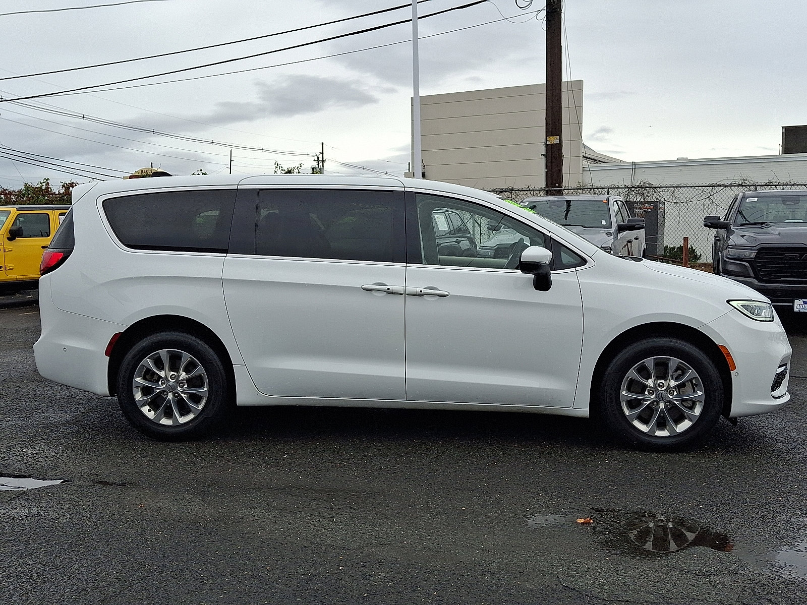 Certified 2023 Chrysler Pacifica Touring-L image 8
