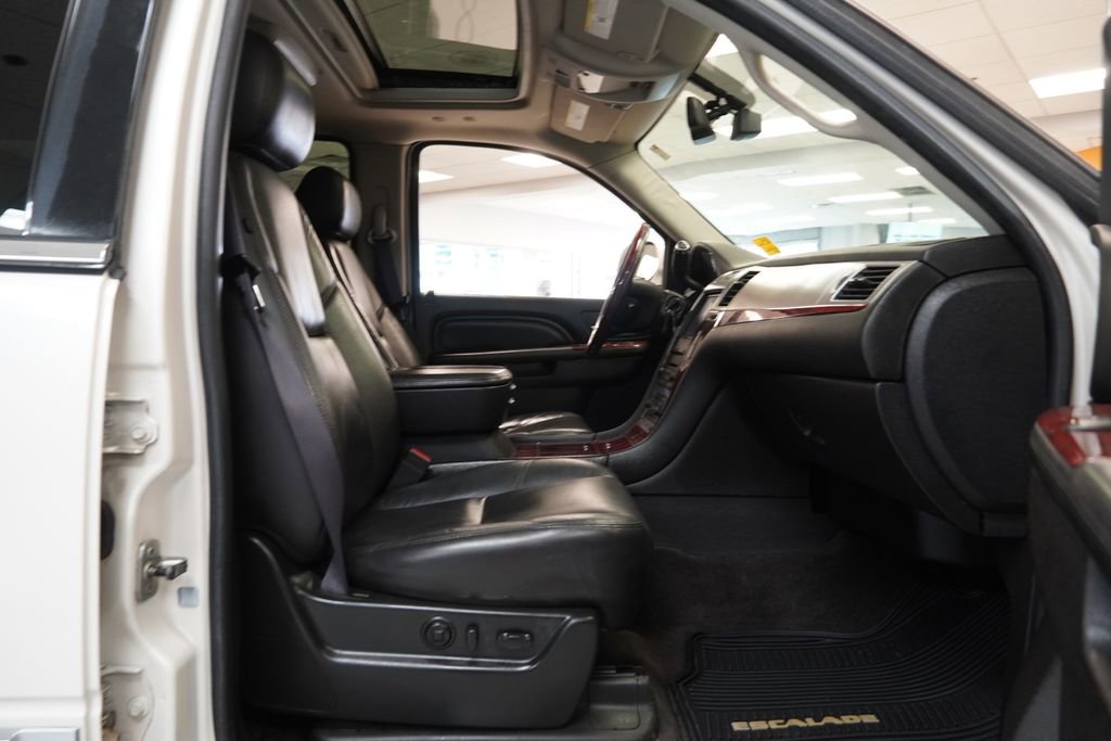 Used 2011 Cadillac Escalade Luxury image 27