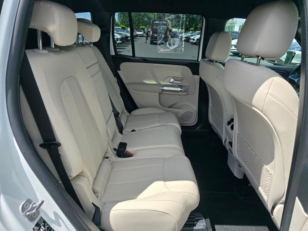 Used 2025 Mercedes-Benz GLB 250 4MATIC image 23