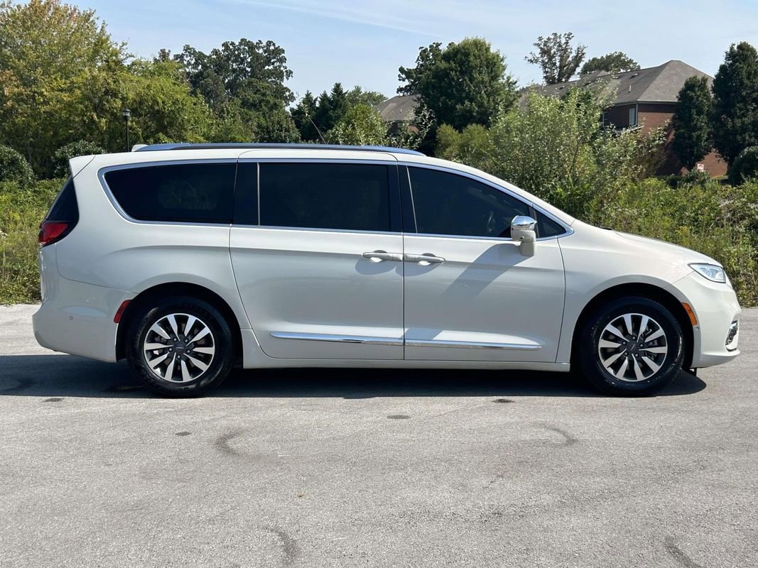 Used 2021 Chrysler Pacifica Limited w/ Premium & Safety Sphere Group image 2