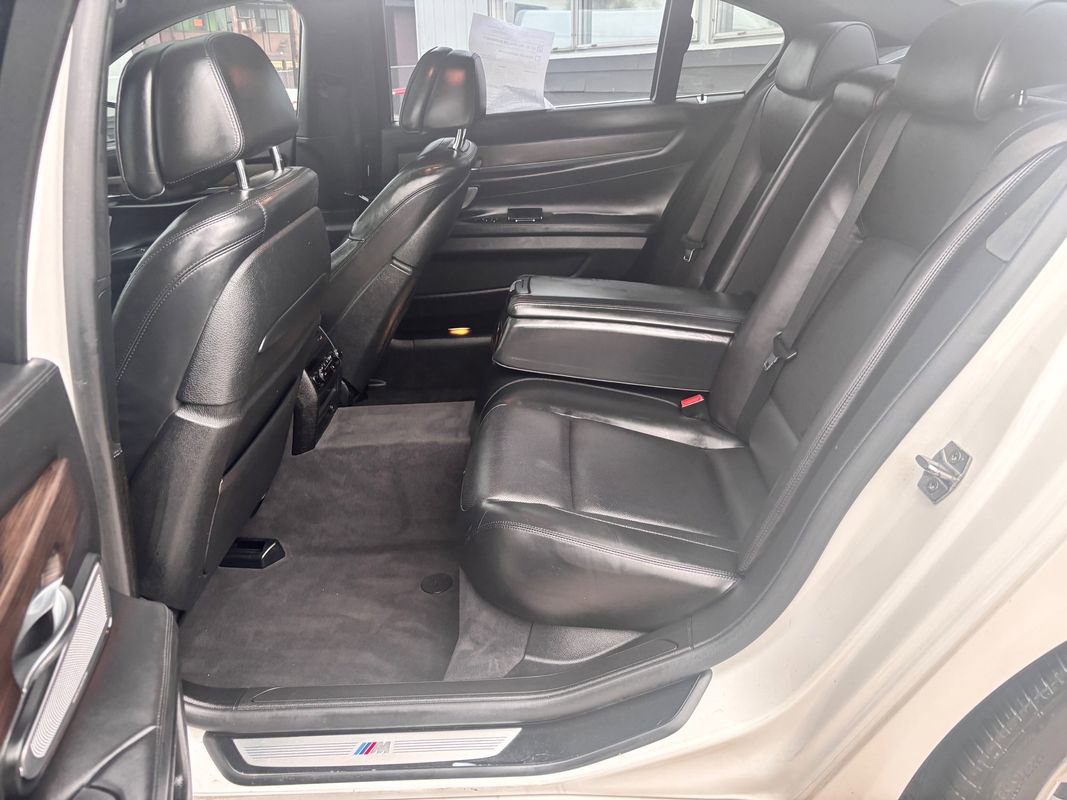 Used 2015 BMW 750Li xDrive image 39