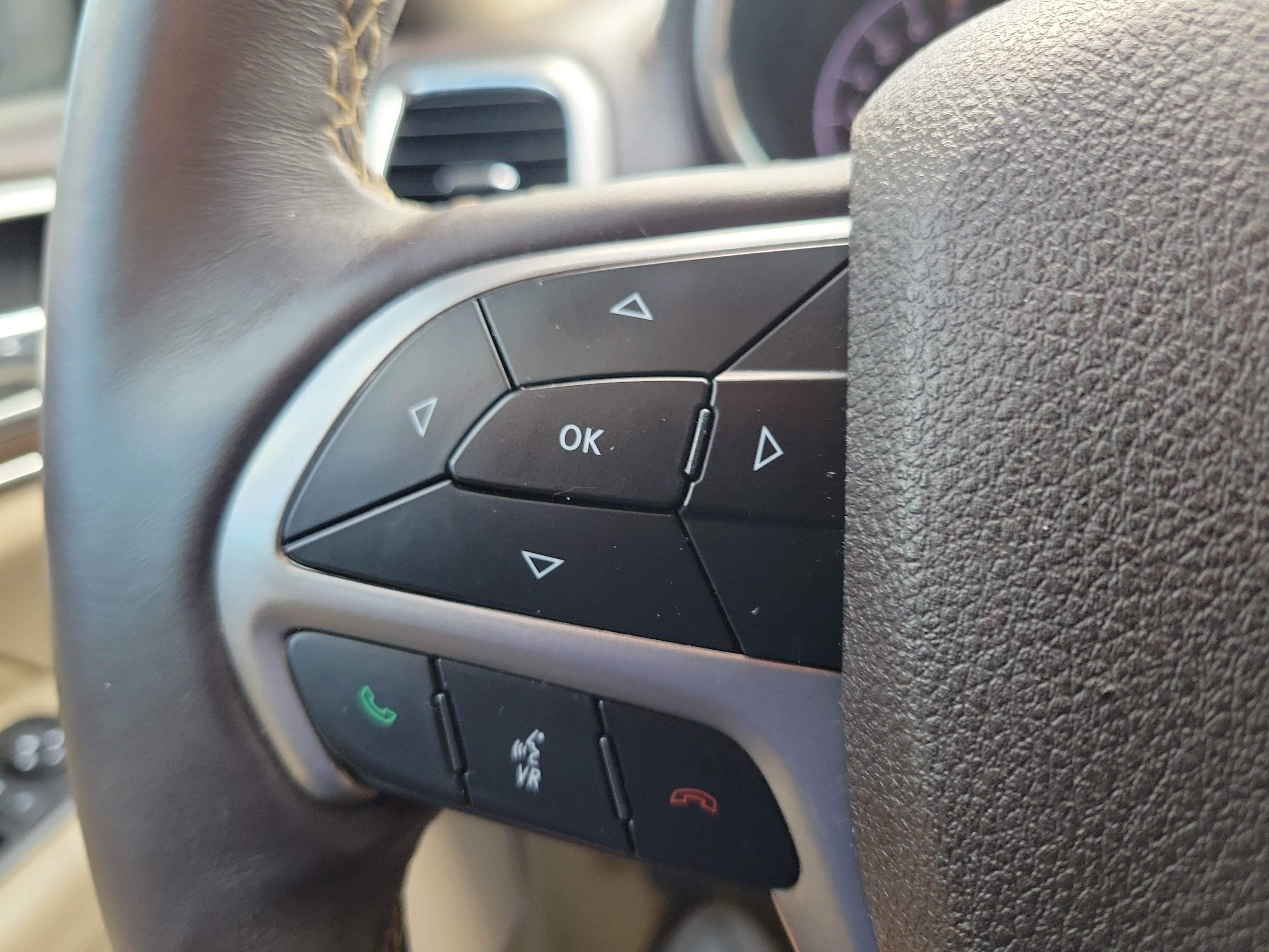 Used 2018 Jeep Grand Cherokee Overland AWD/4WD image 17