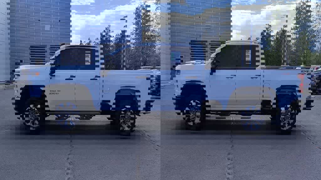 Used 2023 Chevrolet Silverado 2500 Custom w/ Custom Value Package AWD/4WD image 5