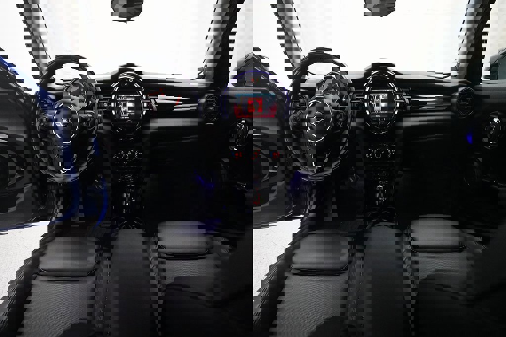 Used 2020 MINI Cooper 4-Door Hardtop image 5