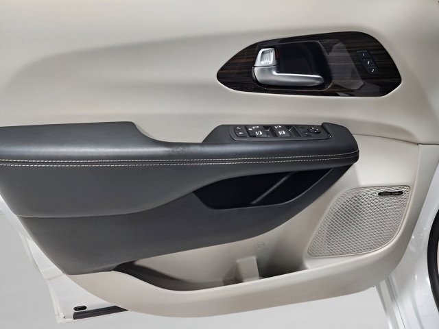 Used 2022 Chrysler Pacifica Limited AWD/4WD image 23