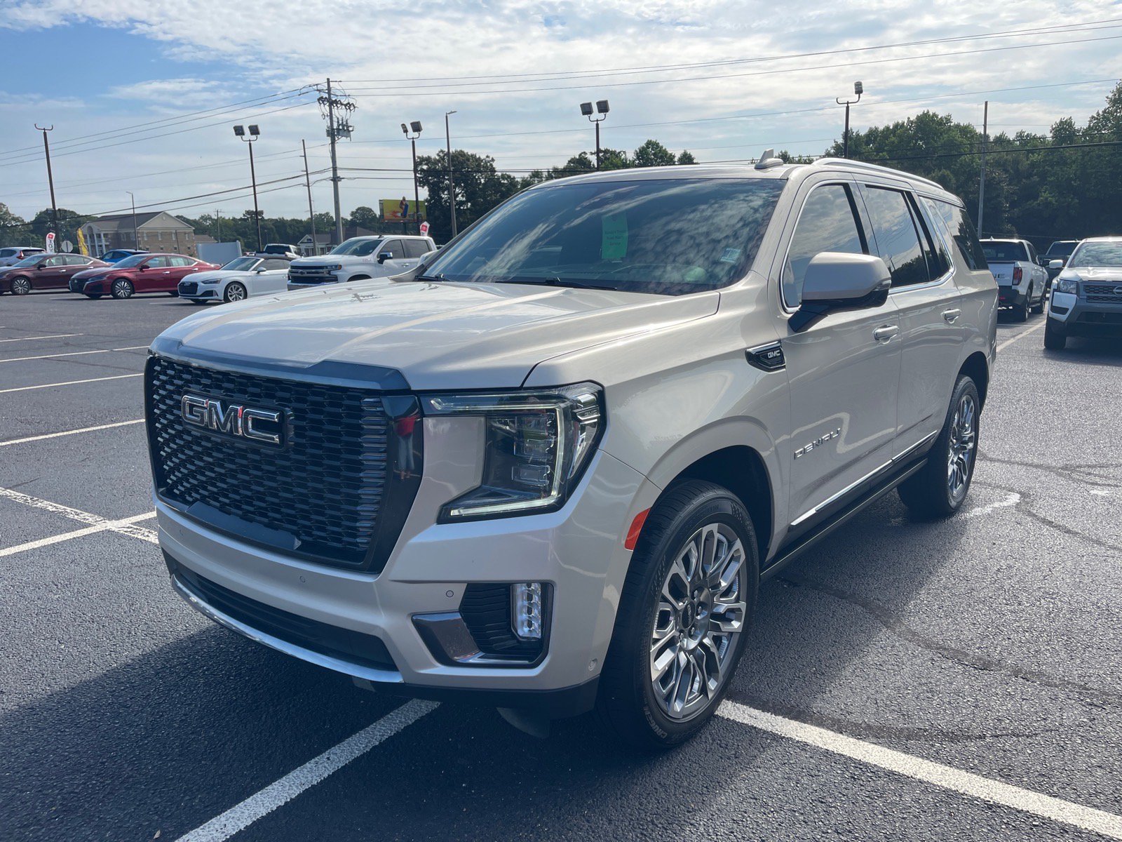 Used 2023 GMC Yukon Denali Ultimate AWD/4WD image 3