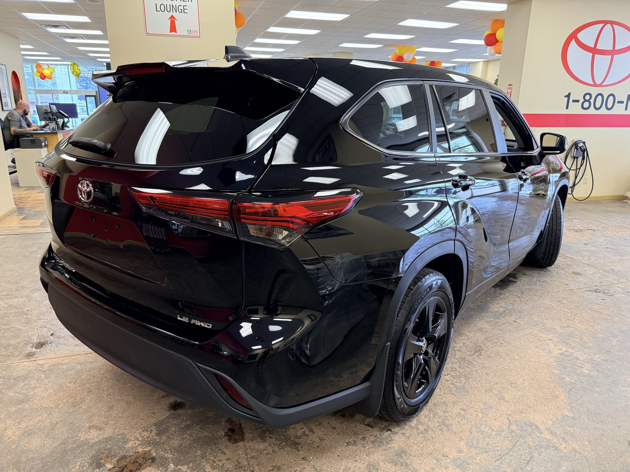 Used 2023 Toyota Highlander LE AWD/4WD image 17