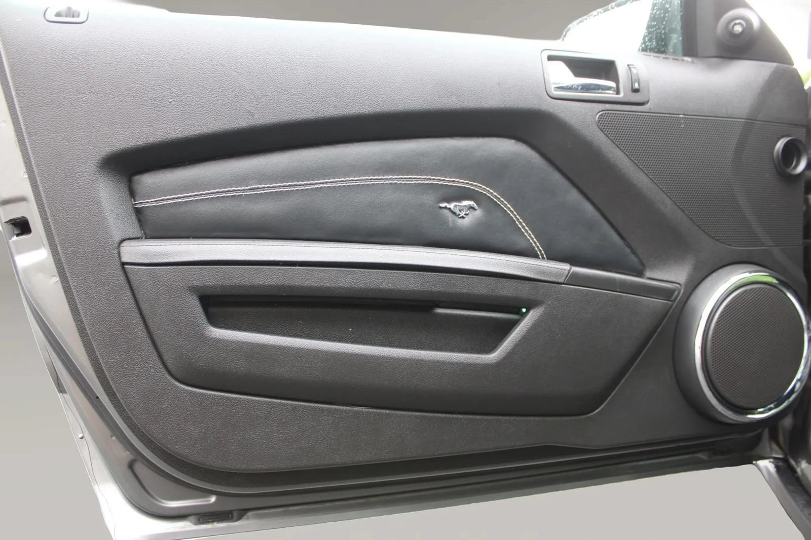 Used 2010 Ford Mustang GT Premium RWD image 13
