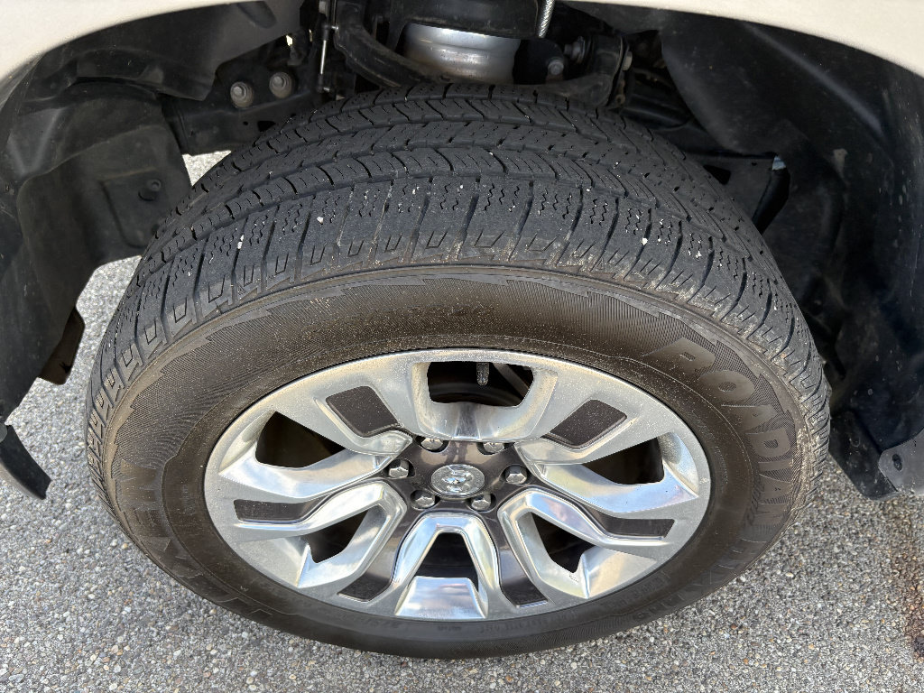 Used 2022 RAM 1500 Limited w/ Cold Weather Group AWD/4WD image 9