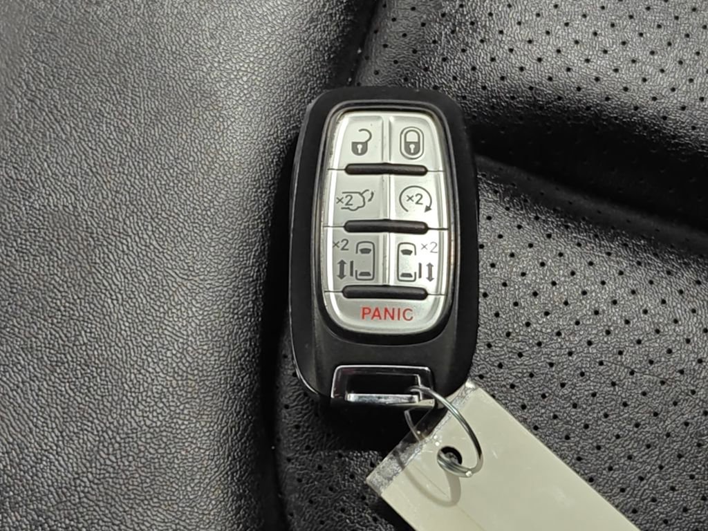 Used 2025 Chrysler Pacifica Select image 13