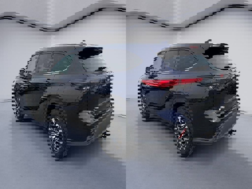 Used 2021 Toyota Highlander XLE image 3