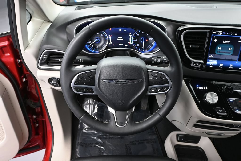 Used 2024 Chrysler Pacifica Touring-L FWD image 25