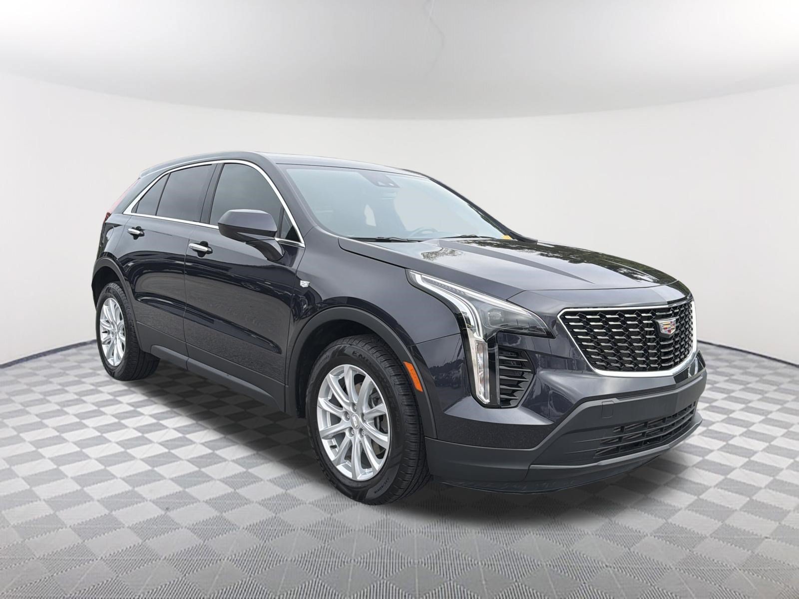 Used 2023 Cadillac XT4 Luxury w/ Cold Weather Package FWD image 3