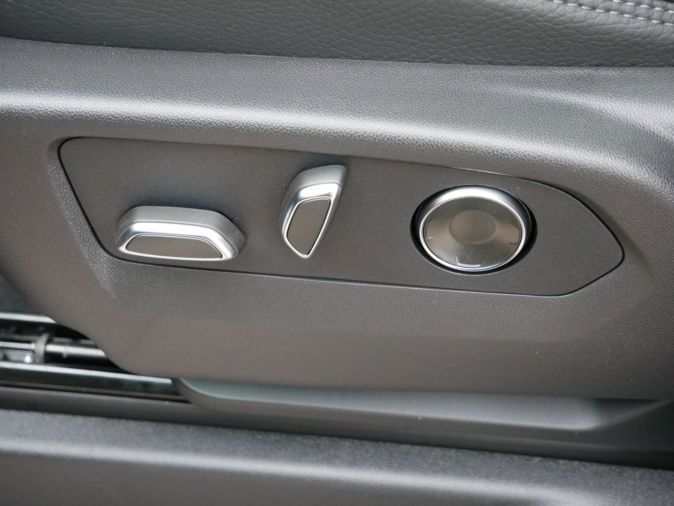 New 2026 GMC Yukon XL Denali w/ Sun & Power Step Package image 17