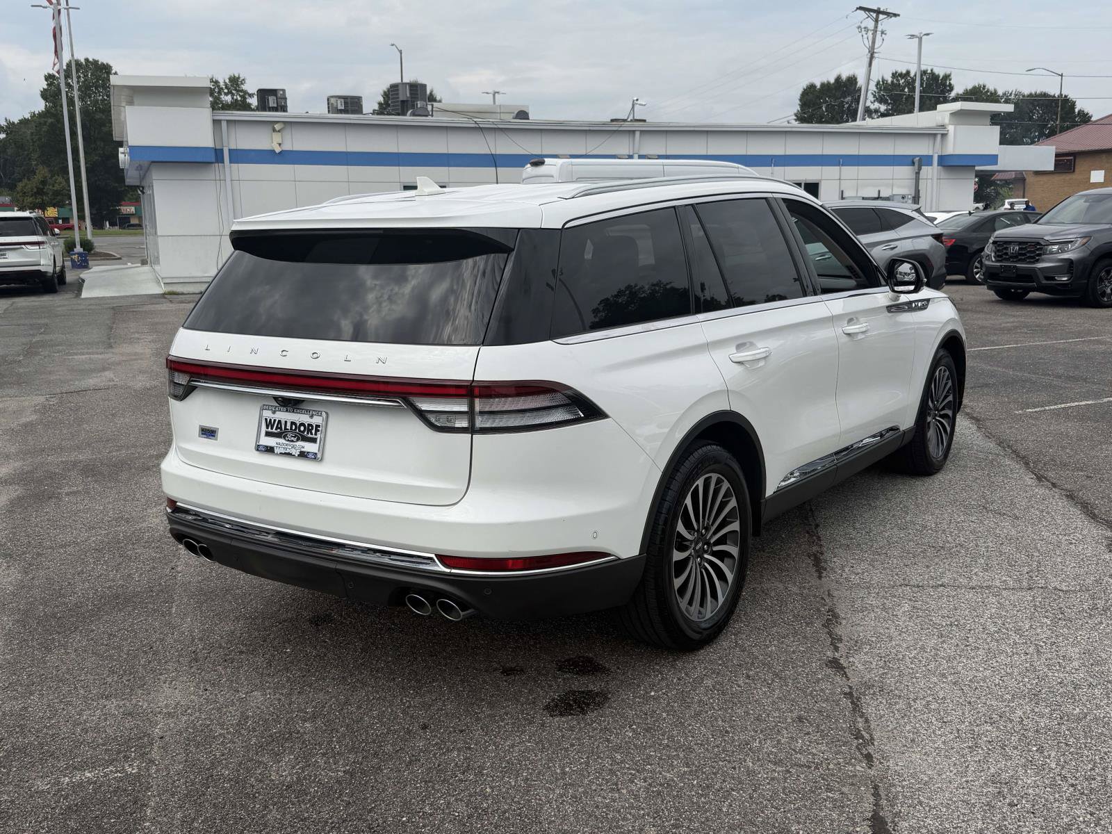 Used 2023 Lincoln Aviator Reserve w/ Elements Package Plus RWD image 2