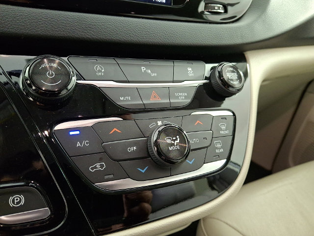 Used 2018 Chrysler Pacifica Touring-L FWD image 17