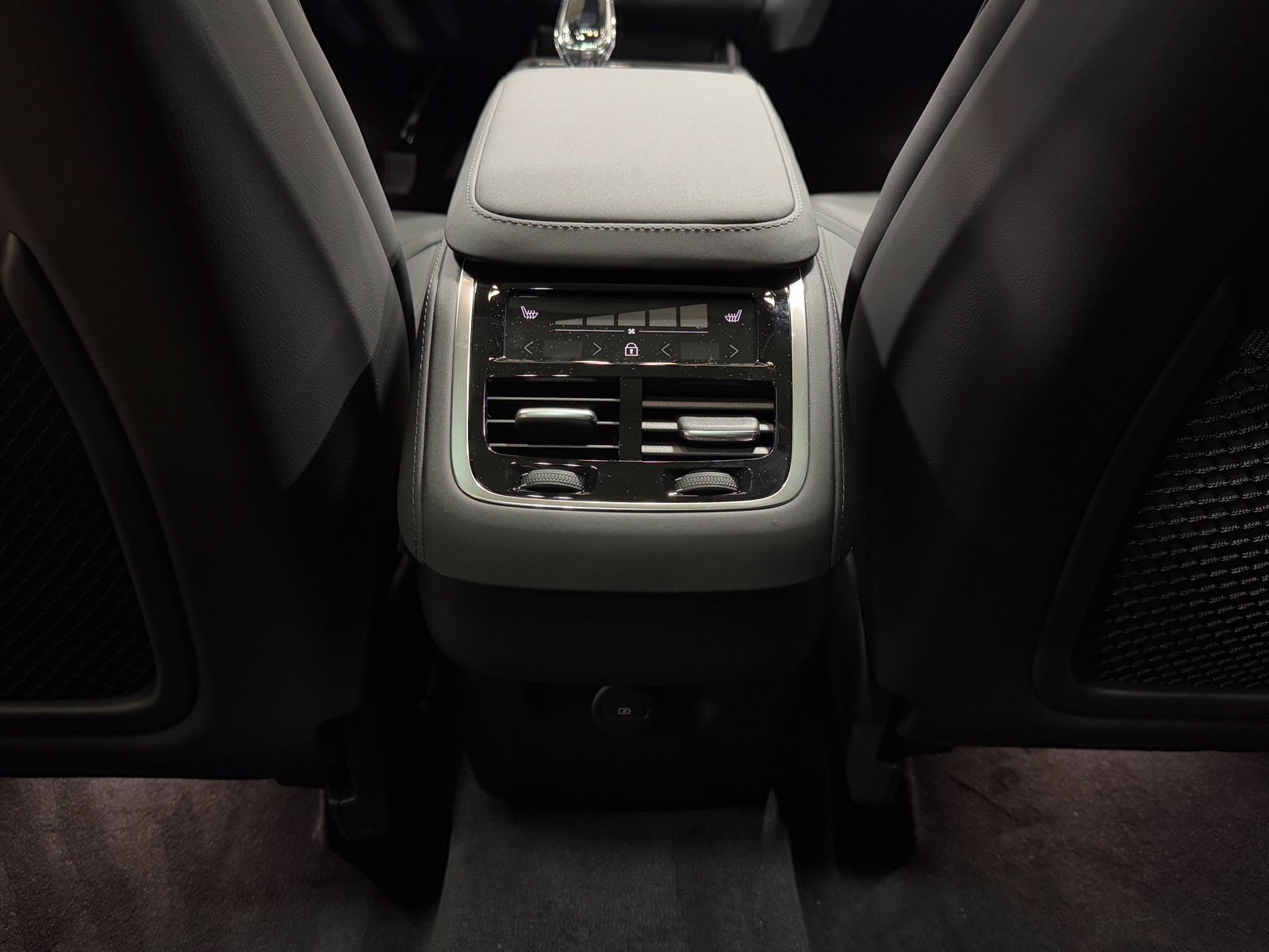 New 2026 Volvo XC90 B6 Plus w/ Protection Package Premier AWD/4WD image 37