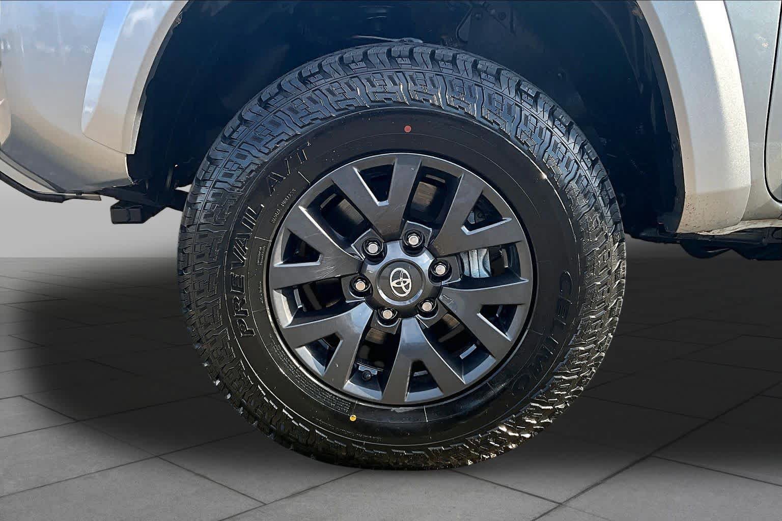 Used 2022 Toyota Tacoma SR5 w/ Technology Package AWD/4WD image 10