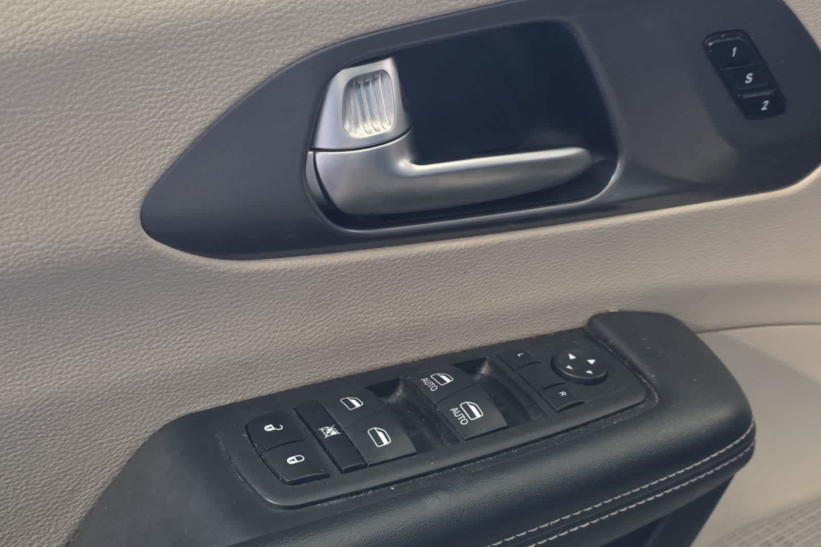 Used 2023 Chrysler Pacifica Touring-L FWD image 15