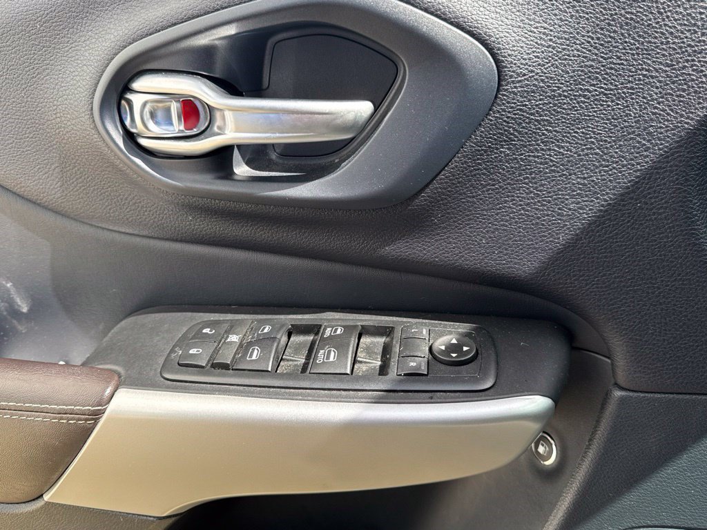 Used 2017 Jeep Cherokee Limited FWD image 12