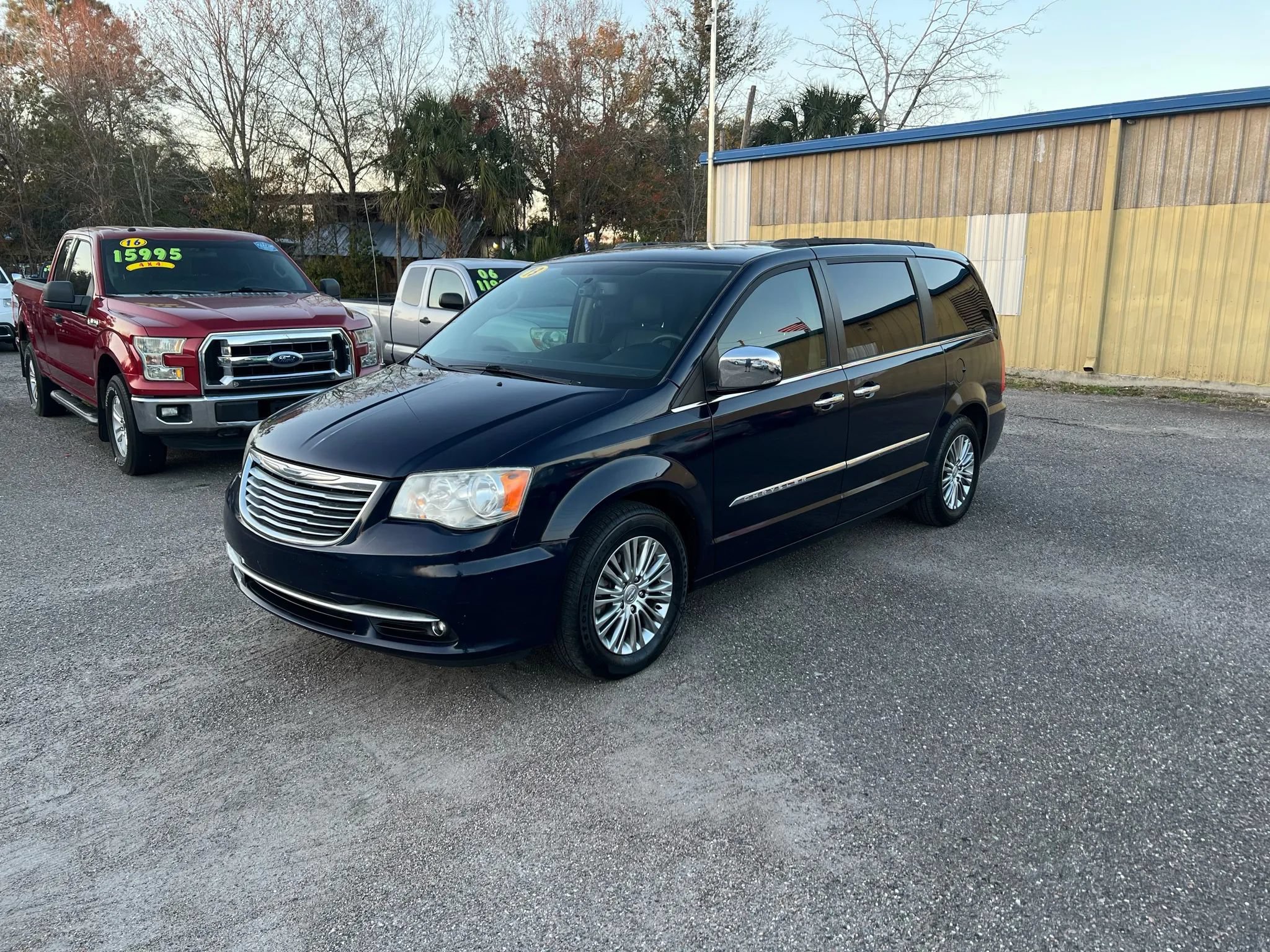 Used 2013 Chrysler Town & Country Touring-L w/ Entertainment Group #2 FWD image 2