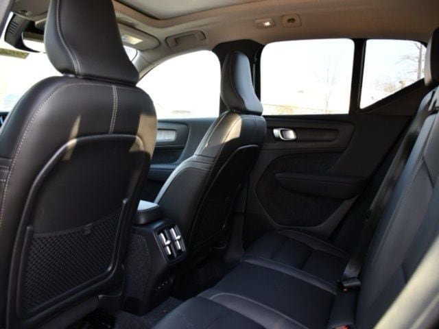 Certified 2025 Volvo XC40 B5 Plus AWD/4WD image 15