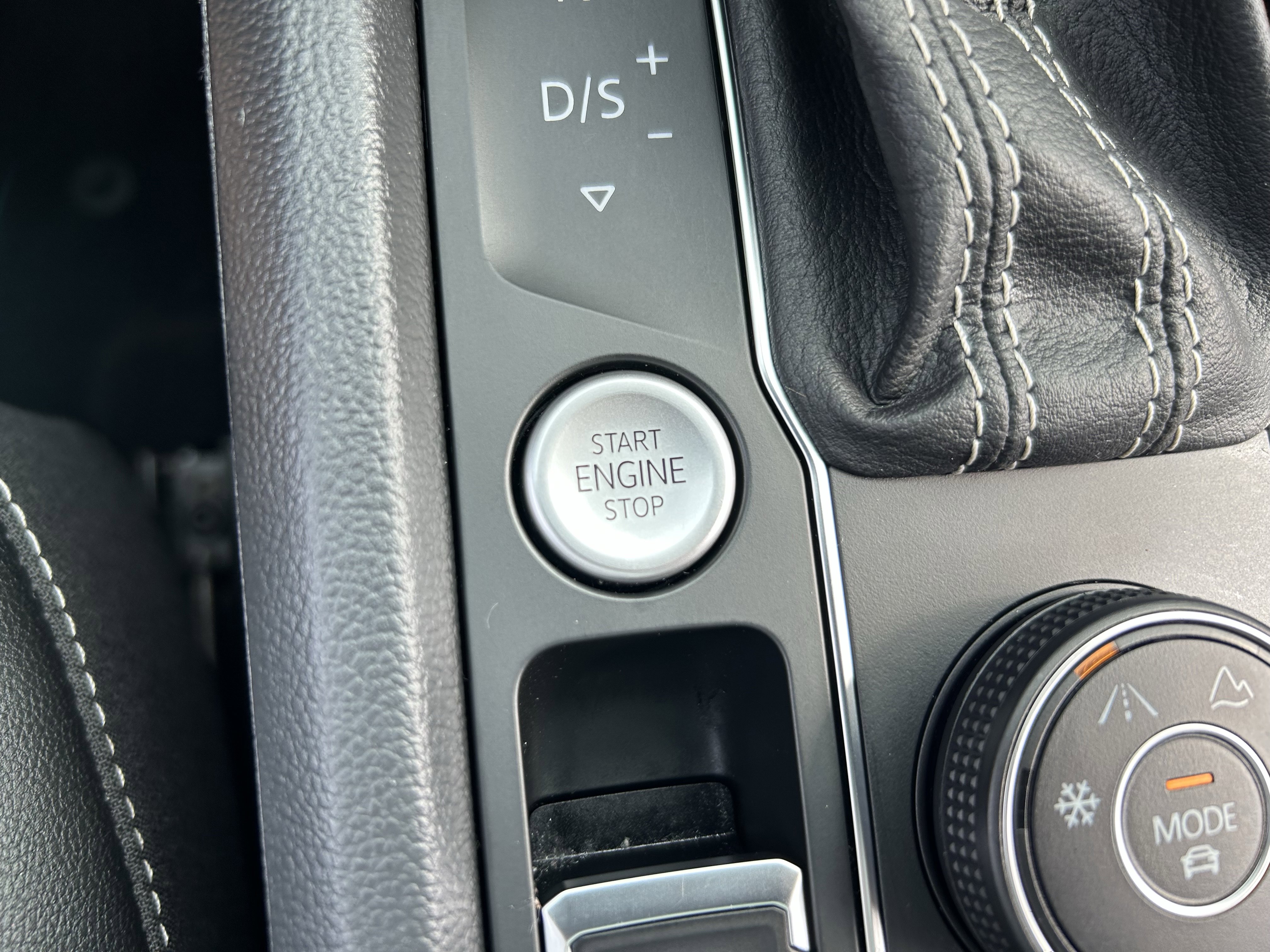 Certified 2023 Volkswagen Atlas SEL R-Line AWD/4WD image 17