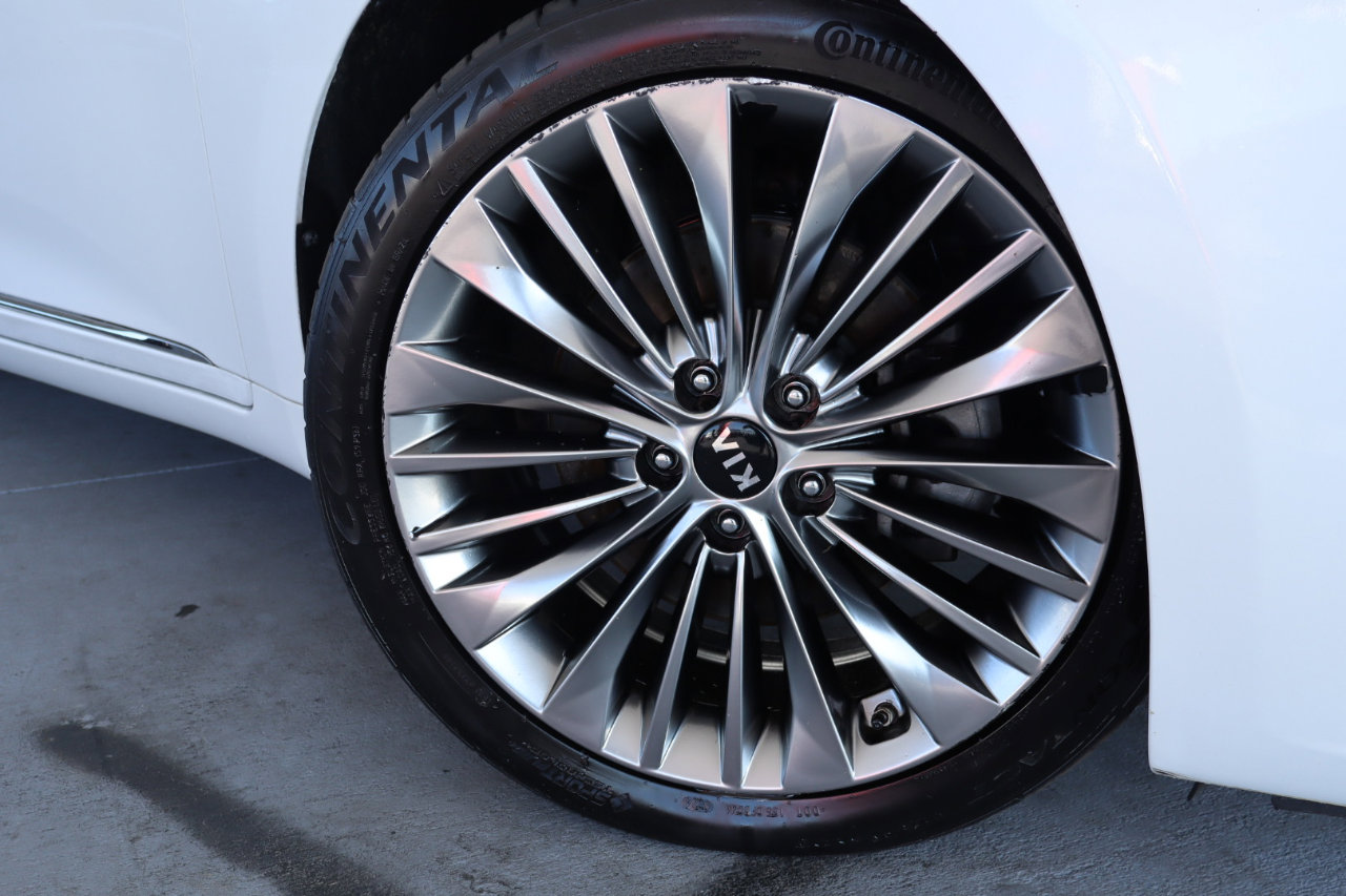 Used 2018 Kia Cadenza Limited image 3